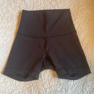 Lululemon Wunder Train High Rise 4” Short in black Women’s size 0